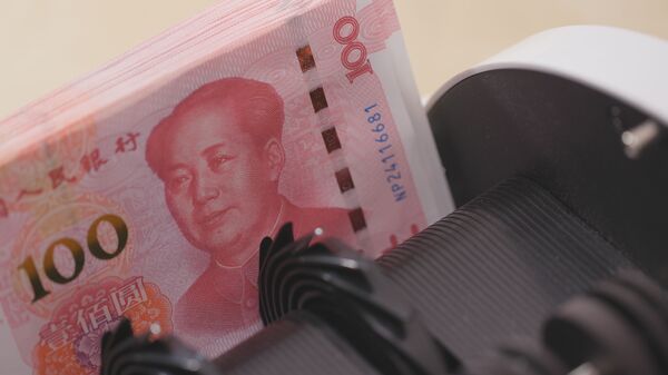 Счетчик денег проверяет номера банкнот пачки китайских юаней - Sputnik Việt Nam