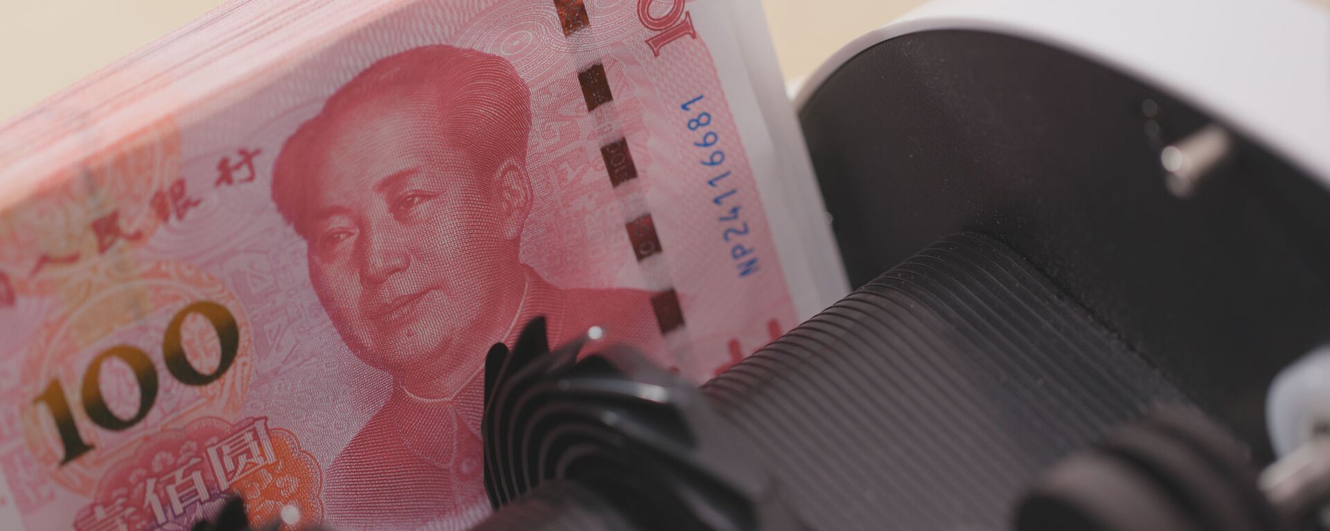 Счетчик денег проверяет номера банкнот пачки китайских юаней - Sputnik Việt Nam, 1920, 07.04.2022