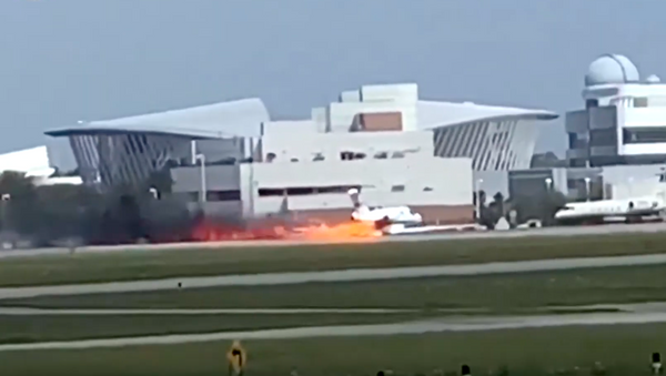 Video về chiếc máy bay Mỹ bốc cháy khi đang hạ cánh được tung lên mạng. - Sputnik Việt Nam
