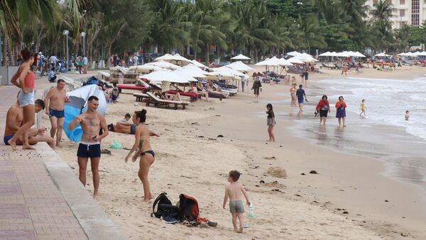 Tại bãi tắm biển Hòn Chồng, phần lớn là du khách Nga.  - Sputnik Việt Nam