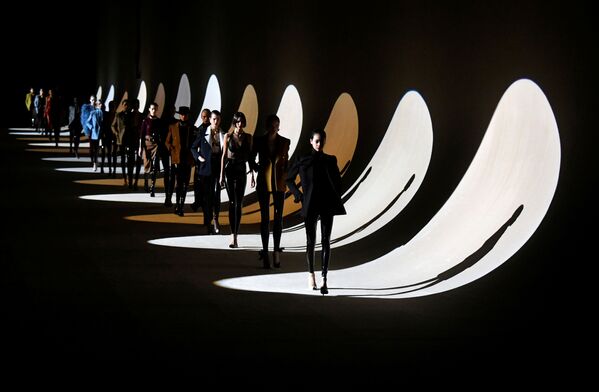 Người mẫu trình bày sản phẩm sáng tạo của Anthony Vaccarello tại Tuần lễ thời trang Paris - Sputnik Việt Nam