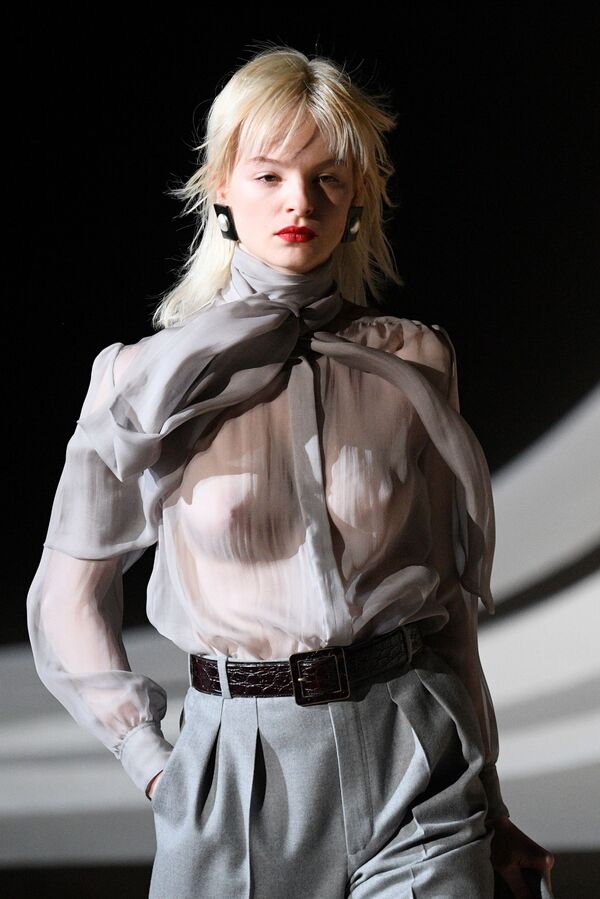Người mẫu trình bày trang phục của hãng Yves Saint Laurent tại Tuần lễ thời trang Paris - Sputnik Việt Nam