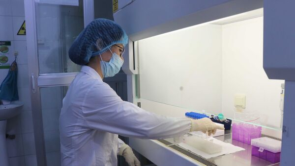  Các nhân viên y tế tại Trung tâm kiểm soát bệnh tật tỉnh Bắc Ninh làm công tác xét nghiệm.  - Sputnik Việt Nam