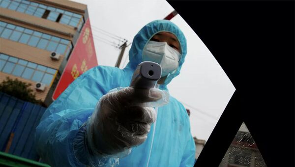 Nhân viên y tế với nhiệt kế tại một trạm kiểm soát ở Trung Quốc - Sputnik Việt Nam