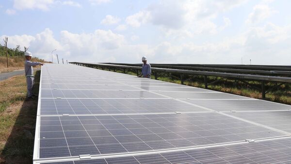 Công nhân Công ty Cổ phần Đầu tư năng lượng tái tạo LICOGI 16 Gia Lai vận hành Nhà máy điện năng lượng mặt trời Chư Ngọc, huyện Krông Pa. - Sputnik Việt Nam