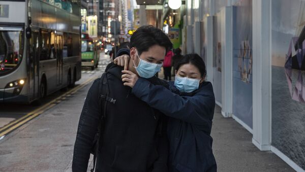 Cặp đôi trong mặt nạ y tế bảo vệ. - Sputnik Việt Nam