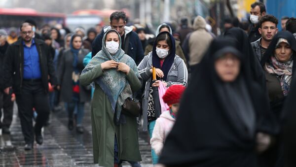 Người Iran đi bộ đeo mặt nạ đường phố Tehran sợ coronavirus - Sputnik Việt Nam