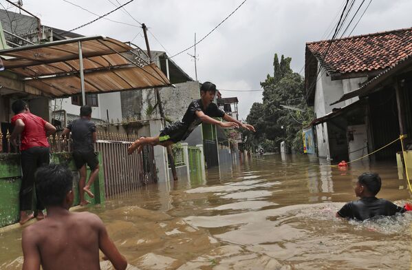 Hậu quả lũ lụt ở ngoại ô Jakarta, Indonesia - Sputnik Việt Nam