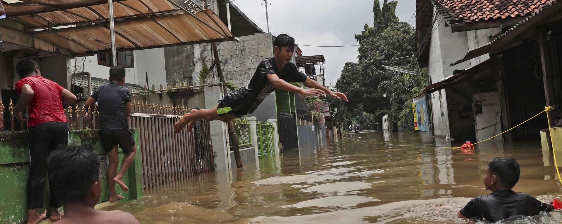 Hậu quả lũ lụt ở ngoại ô Jakarta, Indonesia - Sputnik Việt Nam, 1920, 05.10.2023