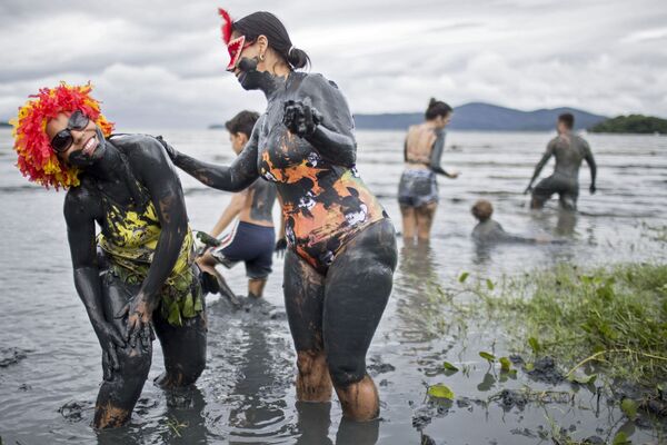 Những phụ nữ tham gia lễ hội bùn Bloco da Lama ở Brazil - Sputnik Việt Nam