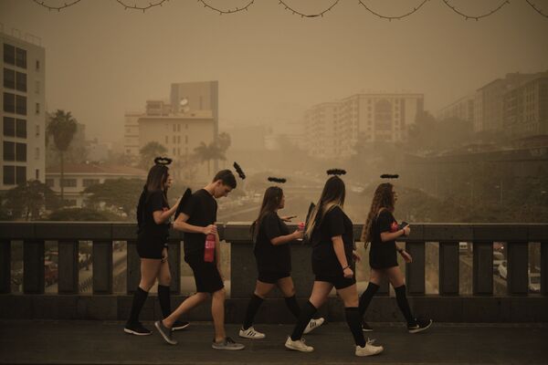 Những người tham gia lễ hội giả trang trên cây cầu trong cơn bão cát ở Santa Cruz de Tenerife, Tây Ban Nha - Sputnik Việt Nam