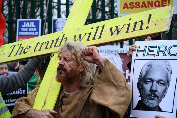 Người tham gia biểu tình ủng hộ Julian Assange ở London - Sputnik Việt Nam