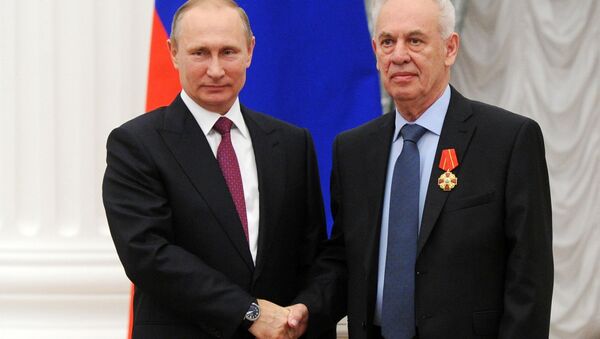 Tổng thống Nga Vladimir Putin và giám đốc thiết kế của Văn phòng thiết kế Sukhoi Rollan Martirosov. - Sputnik Việt Nam
