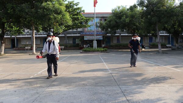 Phun thuốc tiêu độc, khử trùng tại trường Trung học cơ sở Thống Nhất, thành phố Tân An - Sputnik Việt Nam
