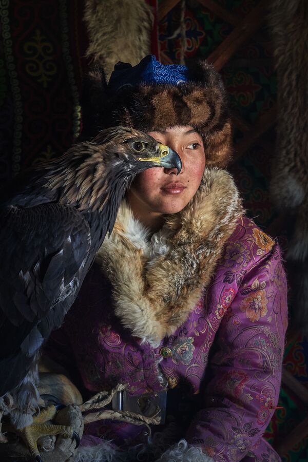Bức ảnh Young Eagle Hunter Lady của nhiếp ảnh gia Myanmar Kyaw Bo Bo Han, đoạt giải National Awards (Myanmar) của cuộc thi 2020 Sony World Photography Awards  - Sputnik Việt Nam