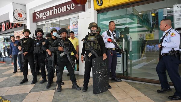 Lực lượng đặc biệt ở lối vào trung tâm mua sắm, nơi con tin diễn ra ở Manila - Sputnik Việt Nam