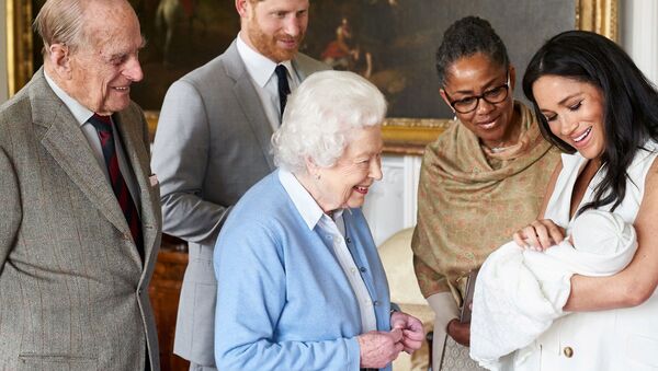 Nữ hoàng Elizabeth II, Hoàng tử Anh Harry và vợ Megan cùng con trai nhỏ tại Lâu đài Windsor. Ngày 8 tháng 5 năm 2019 - Sputnik Việt Nam