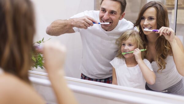 Gia đình đánh răng trong phòng tắm trước gương - Sputnik Việt Nam