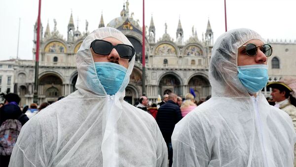 Khách du lịch trong bộ đồ bảo hộ và mặt nạ trong một lễ hội ở Venice - Sputnik Việt Nam