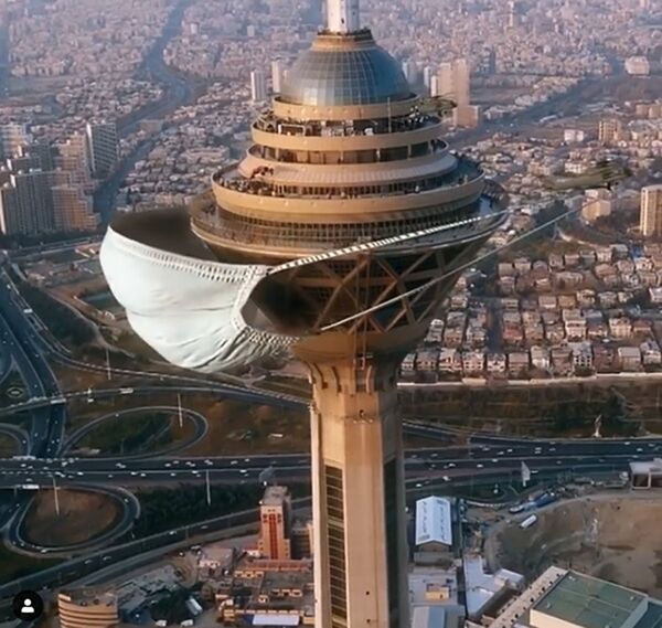 Nghệ sĩ Iran Hamid Ebrahimnia sử dụng mô hình và thủ pháp hoạt hình để “đeo” chiếc khẩu trang y tế khổng lồ lên tháp Borj-e Milad ở Tehran - Sputnik Việt Nam