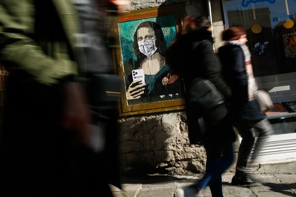 Hình ảnh Mona Lisa của Leonardo da Vinci đeo khẩu trang trên đường phố Barcelona - Sputnik Việt Nam