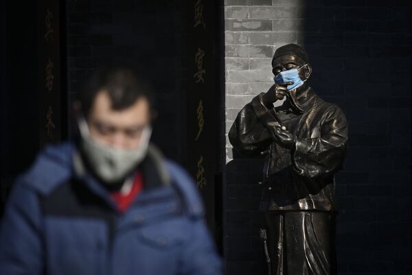 Bức tượng đeo khẩu trang ở Bắc Kinh, Trung Quốc - Sputnik Việt Nam