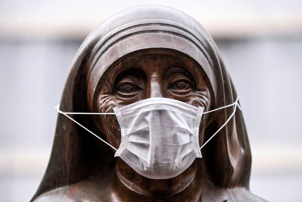 Bức tượng Thánh Theresa đeo khẩu trang ở Pristina, Kosovo - Sputnik Việt Nam