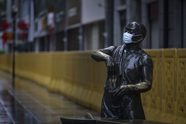 Bức tượng đeo khẩu trang ở Vũ Hán, Trung Quốc - Sputnik Việt Nam
