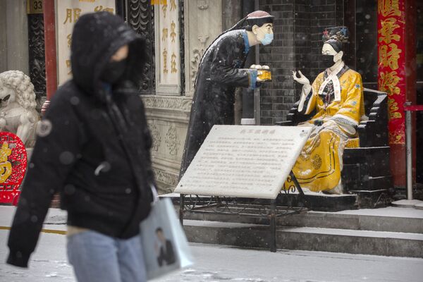 Bức tượng đeo khẩu trang ở Bắc Kinh - Sputnik Việt Nam