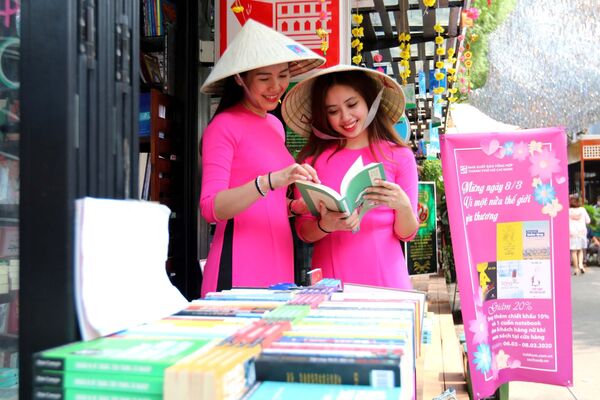 Khách tham quan, mua sách ưu đãi tại Đường sách thành phố Hồ Chí Minh nhân dịp Ngày Quốc tế phụ nữ 8/3 - Sputnik Việt Nam