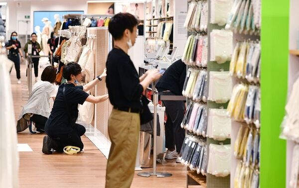 Uniqlo khai trương ở Hà Nội: Hàng trăm khách đeo khẩu trang xếp hàng chờ Uniqlo khai trương ở Hà Nội: Hàng trăm khách đeo khẩu trang xếp hàng chờ - Sputnik Việt Nam
