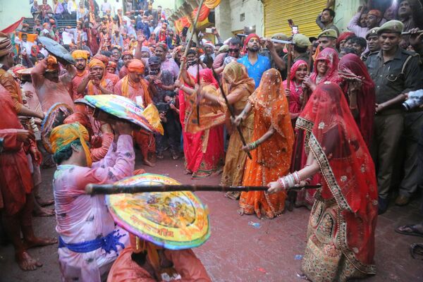 Lễ hội hoa Lathmar Holi ở làng Barsana, Ấn Độ - Sputnik Việt Nam