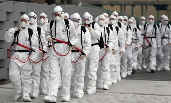 Các binh sĩ Hàn Quốc trong trang phục bảo hộ, ngăn chặn sự lây lan của coronavirus COVID-19 tại Hàn Quốc - Sputnik Việt Nam