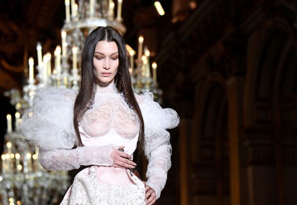Người mẫu Bella Hadid trong buổi trình diễn thời trang bộ sưu tập Vivienne Westwood và Andreas Kronthaler tại Tuần lễ thời trang Paris - Sputnik Việt Nam