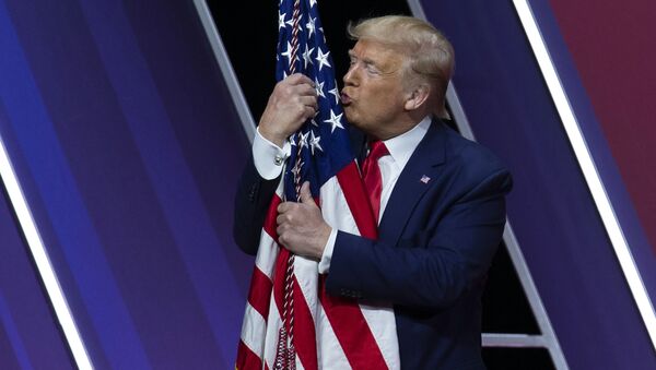 Donald Trump hôn cờ Mỹ - Sputnik Việt Nam