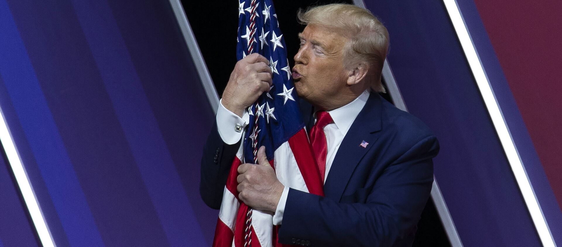 Donald Trump hôn cờ Mỹ - Sputnik Việt Nam, 1920, 27.04.2020