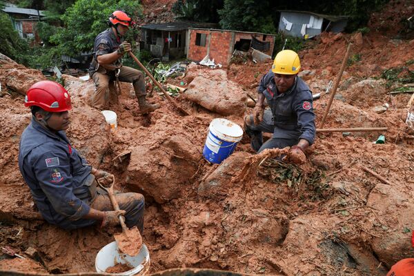 Lực lượng cứu hộ tìm kiếm nạn nhân vụ lở đất do mưa lớn ở thành phố ven biển Guarujá, Brazil - Sputnik Việt Nam