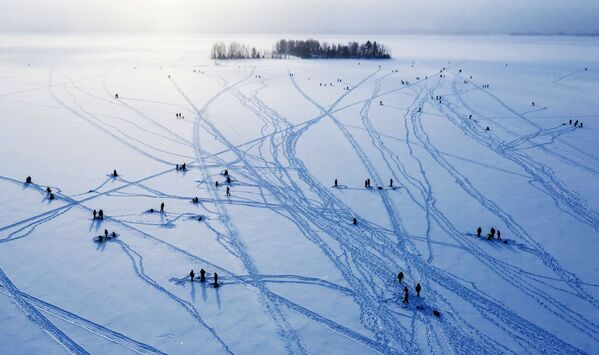 Lễ hội câu cá trên băng Pudozhsky nalimy ở Karelia - Sputnik Việt Nam