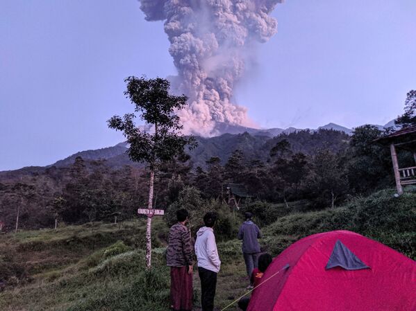 Núi lửa Merapi phun trào ở Indonesia - Sputnik Việt Nam