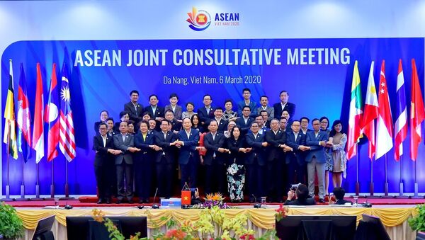 Các đại biểu chụp ảnh chung tại Hội nghị tham vấn chung ASEAN.  - Sputnik Việt Nam