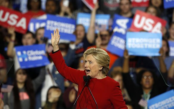 Bà Hillary Clinton phát biểu trong chiến dịch tranh cử năm 2016 của mình - Sputnik Việt Nam