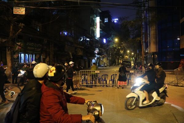 Hà Nội họp báo khẩn về dịch Covid-19, ngăn một tuyến phố Hà Nội họp báo khẩn về dịch Covid-19, ngăn một tuyến phố - Sputnik Việt Nam