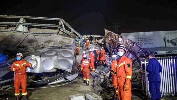 Lực lượng cứu hộ làm việc trong đống đổ nát của một khách sạn bị sập ở Tuyền Châu, thuộc tỉnh phía đông tỉnh Phúc Kiến của Trung Quốc vào ngày 7 tháng 3 năm 2020 - Sputnik Việt Nam