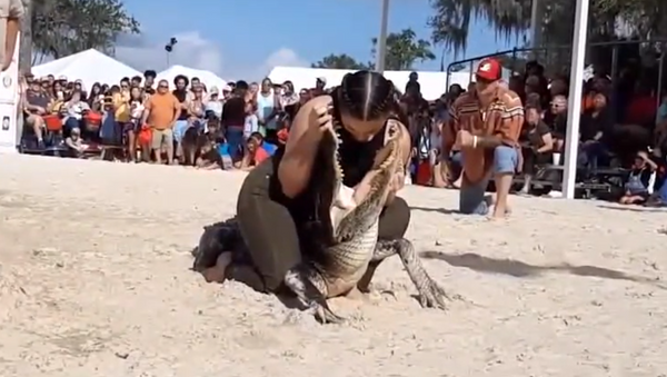 Cô gái đưa đầu vào miệng cá sấu ở Florida - Sputnik Việt Nam