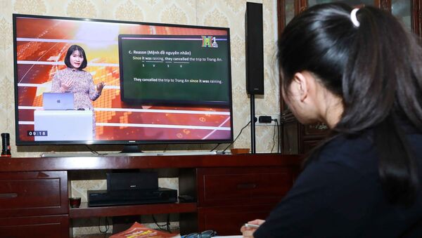 Sản xuất và phát sóng Chương trình học trên truyền hình các môn học năm học 2019 – 2020 dành cho học sinh lớp 9 và 12 nhằm giúp học sinh trên địa bàn Thành phố ôn luyện và học tập - Sputnik Việt Nam