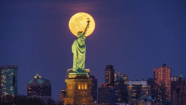 Tượng Nữ thần Tự do trong nền cảnh trăng tròn ở New York - Sputnik Việt Nam