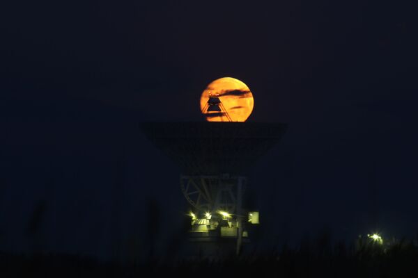 Mặt trăng quan sát qua kính viễn vọng vô tuyến P-2500 (RT-70) trên khuôn viên tổ hợp chỉ huy và đo lường riêng biệt số 40 ở Crưm - Sputnik Việt Nam