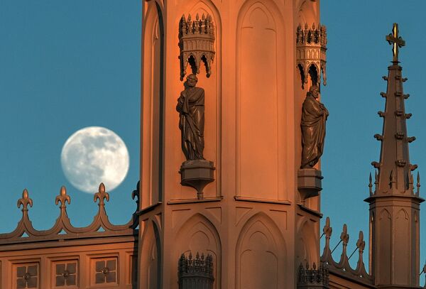Mặt trăng trên Nhà thờ Thánh Alexandr Nevsky trong Công viên Alexandria ở Petergof - Sputnik Việt Nam
