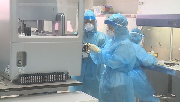 Xét nghiệm sàng lọc mẫu bệnh phẩm của các trường hợp nghi ngờ đến từ vùng dịch COVID-19 tại Trung tâm kiểm soát bệnh tật thành phố Hà Nội. - Sputnik Việt Nam