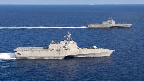USS Montgomery (LCS 8) USS và Gabrielle Giffords (LCS 10) tàu chiến duyên hải ở Biển Đông vào ngày 28 tháng 1 năm 2020. - Sputnik Việt Nam